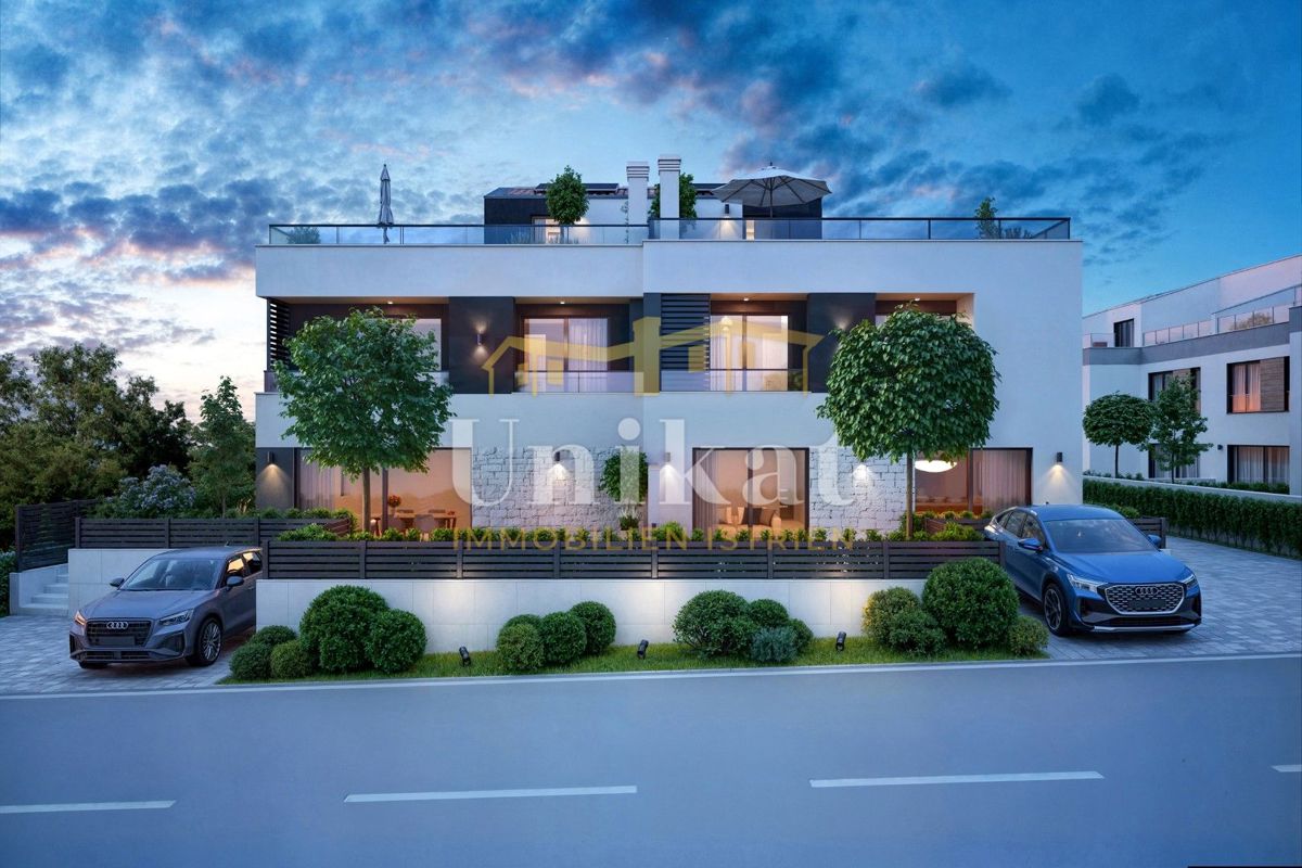 Casa bifamiliare a Poreč, giardino, piscina e terrazza sul tetto